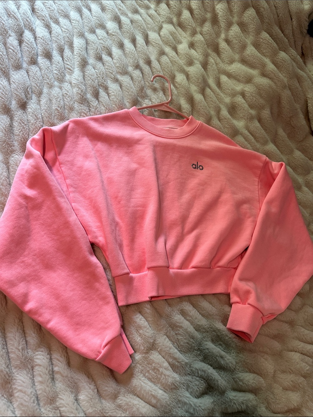 ALO Yoga Neon Bubblegum Pink Cropped Accolade Crewneck Sweatshirt Medium - Picture 11 of 11